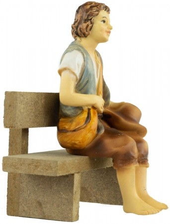 Handbemalte Krippenfigur Junge sitzend inkl. Bank, ca. 9 cm, K 001-28